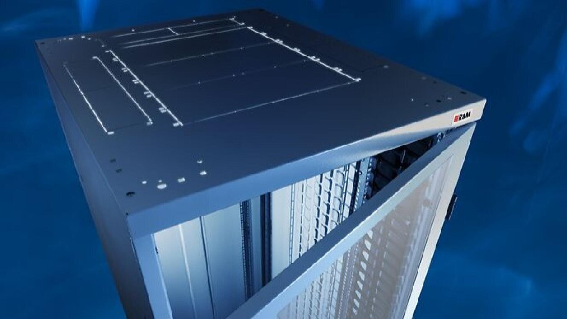 Gros plan sur un rack de serveurs en métal dont la porte est ouverte, laissant apparaître les baies de serveurs et les parois en tôle perforée, sur fond bleu.