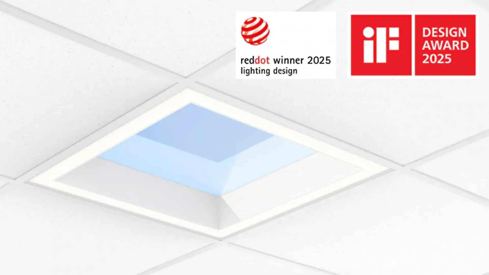 Un panneau plafonnier carré moderne dans un plafond blanc à grille. Dans le coin supérieur droit se trouvent les logos des lauréats du Red Dot et du iF Design Award 2025 pour le design d'éclairage.