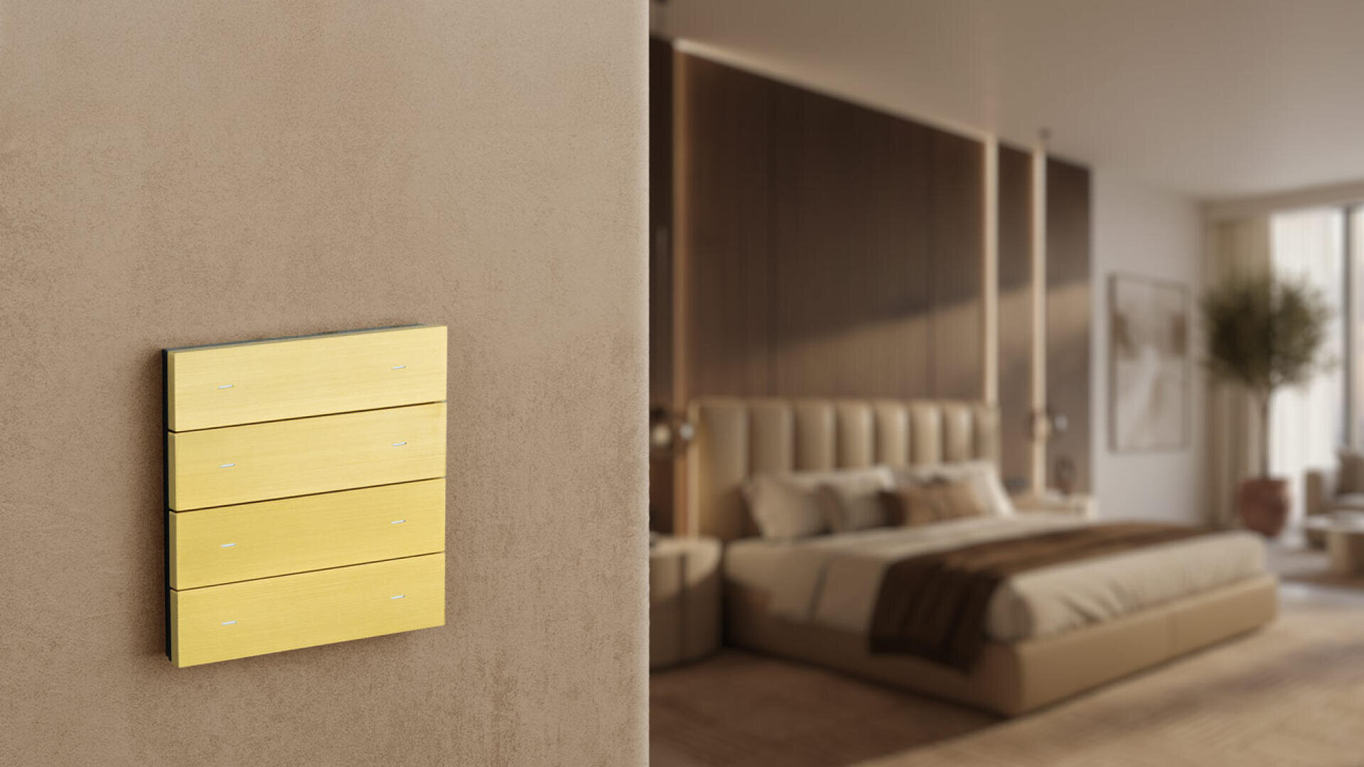 Ein modernes Schlafzimmer in den Farben Beige und Braun zeigt eine Nahaufnahme eines goldfarbenen Lichtschalters mit vier Tasten an der Wand im Vordergrund. Im Hintergrund sind ein Bett, Nachttische und eine sanfte Beleuchtung zu sehen.