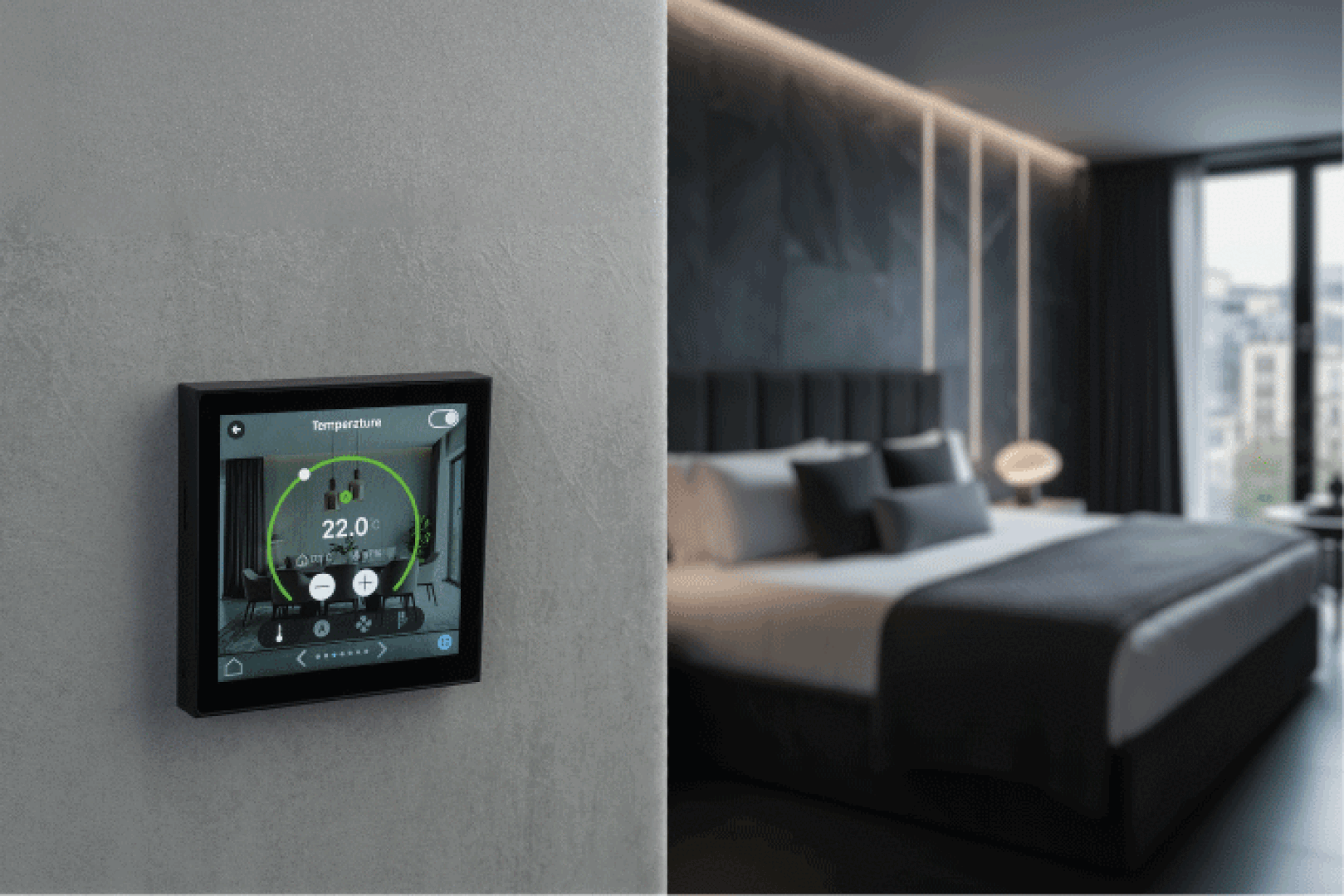 Ein modernes, intelligentes Thermostat ist an der Wand montiert und zeigt eine Temperatur von 22 °C an. Im Hintergrund befindet sich ein stilvolles Schlafzimmer mit einem großen Bett und einem Fenster.