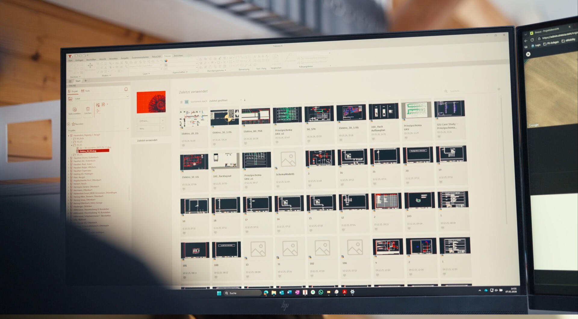 Auf einem Computermonitor wird eine PowerPoint-Präsentation in der Foliensortieransicht angezeigt, in der mehrere Folien mit technischen Diagrammen und Tabellen in einem Raster angeordnet sind.