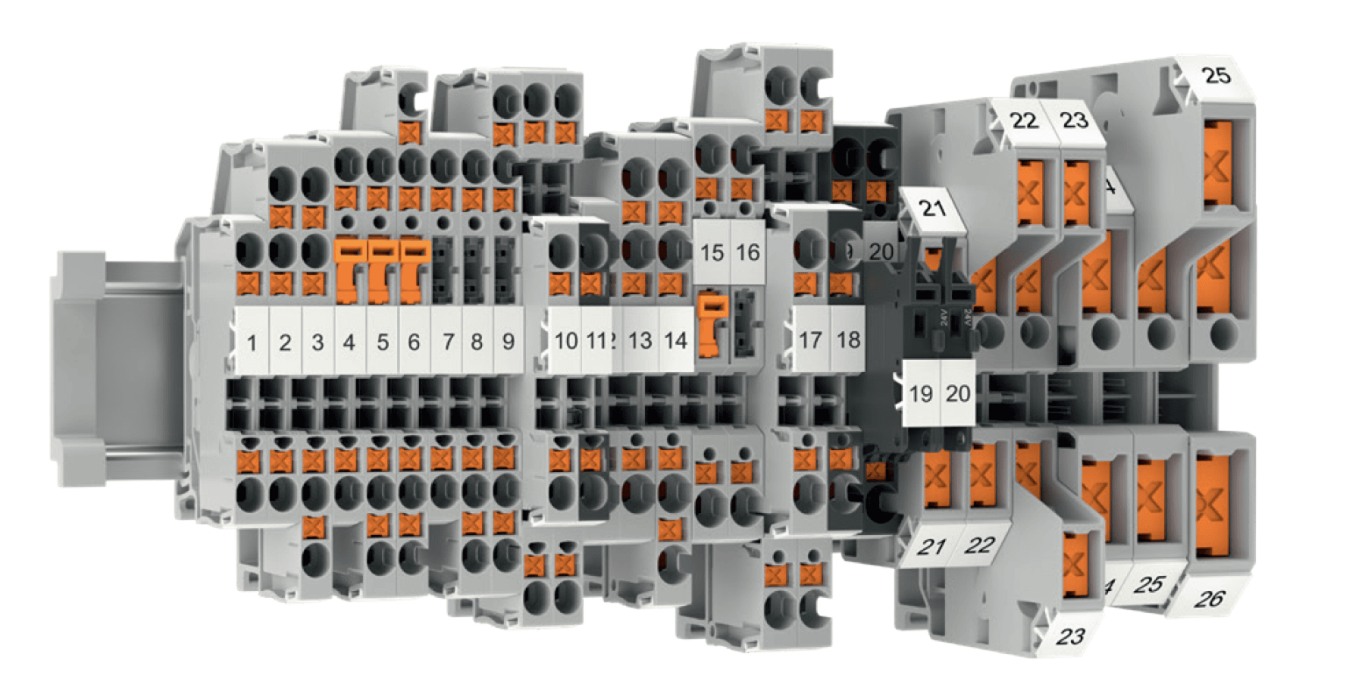 Nahansicht eines grauen modularen Klemmenblocks mit orangefarbenen Anschlusspunkten, nummerierten Etiketten und mehreren Verdrahtungsschlitzen, der auf einer DIN-Schiene montiert ist und für elektrische Schalttafeln verwendet wird.