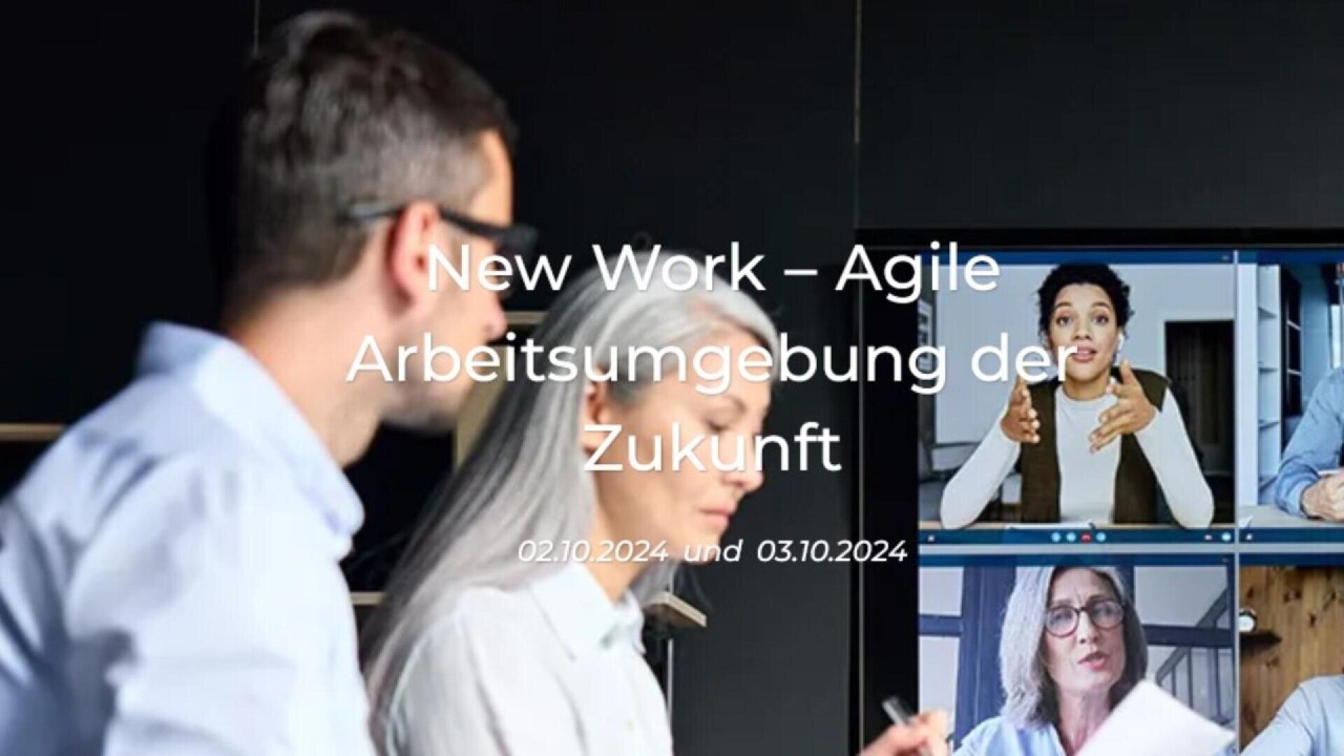 Deux personnes sont assises à une table et font face à un écran sur lequel trois collègues sont visibles lors d'un appel vidéo. Le texte allemand superposé est le suivant : "New Work - Agile Arbeitsumgebung der Zukunft" : New Work - Agile Arbeitsumgebung der Zukunft, 02.10.2024 und 03.10.2024.