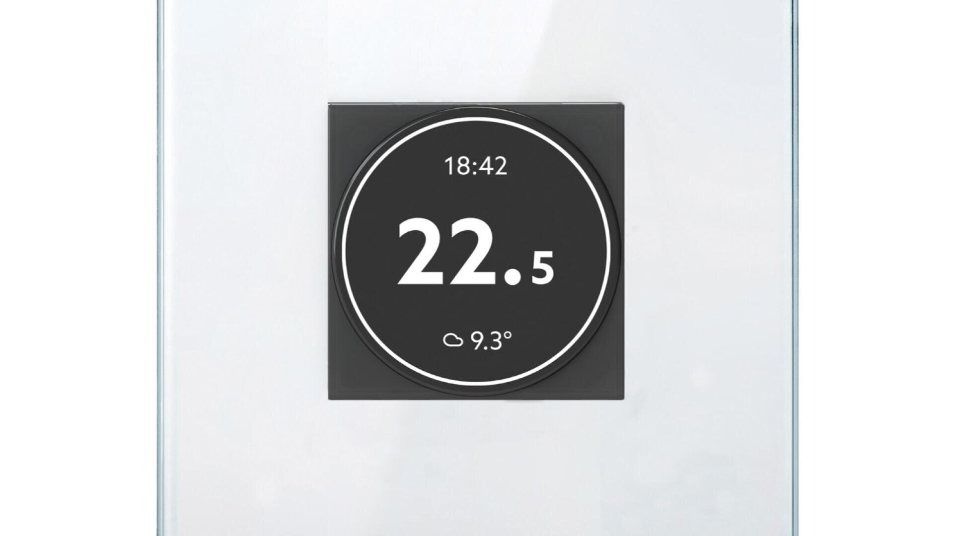 SWIPE: Ein modernes digitales FINDER-Thermostat mit einem quadratischen Kunststoffrahmen mit Glaseffekt zeigt die Uhrzeit (18:42), die aktuelle Temperatur (22,5 °C) und die Aussentemperatur (9,3 °C) mit einem Wolkensymbol auf einem schwarzen Bildschirm an.