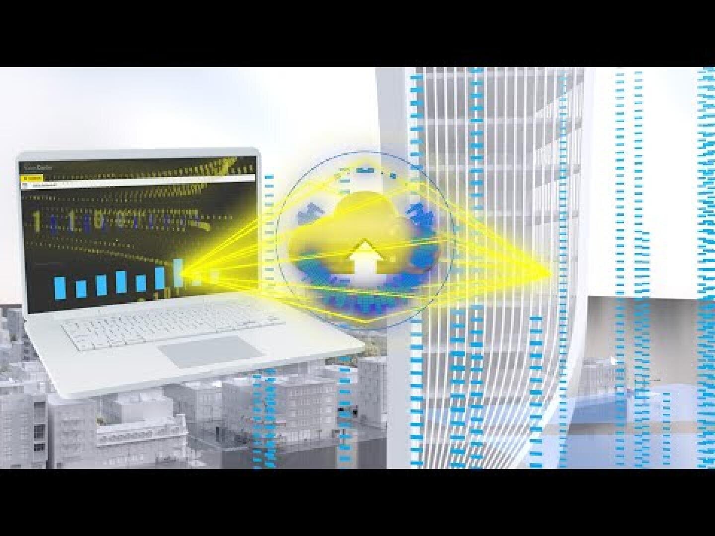 Un ordinateur portable, sur lequel s'affichent des graphiques à barres et des visualisations de données, projette des rayons jaunes sur une icône représentant un nuage, visible sur fond de paysage urbain et d'un immeuble de grande hauteur, symbolisant le transfert de données via le cloud.