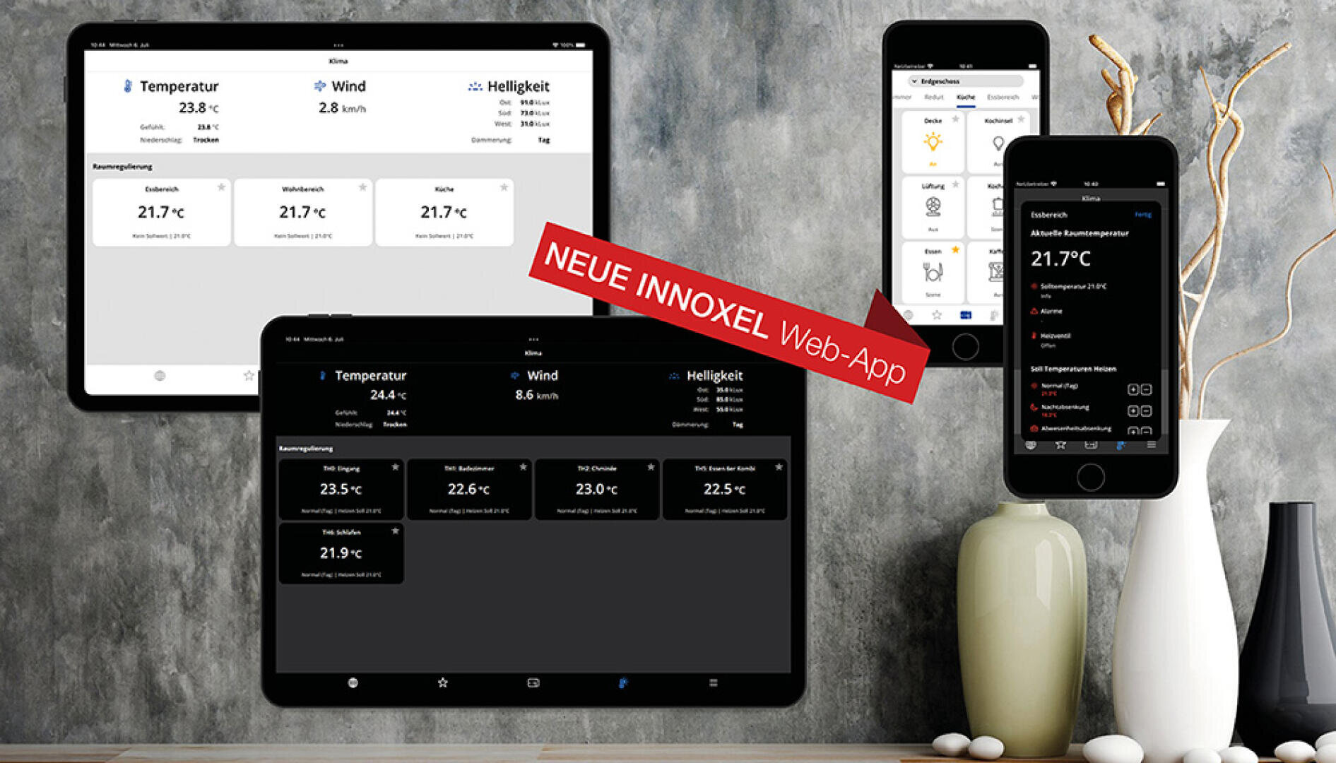 Verschiedene Tablets und Smartphones, die eine Wetter- und Smart-Home-Steuerungsapplikation anzeigen, mit einem roten Banner mit der Aufschrift NEUE INNOXEL Web-App, auf einem Schreibtisch mit dekorativen Objekten.