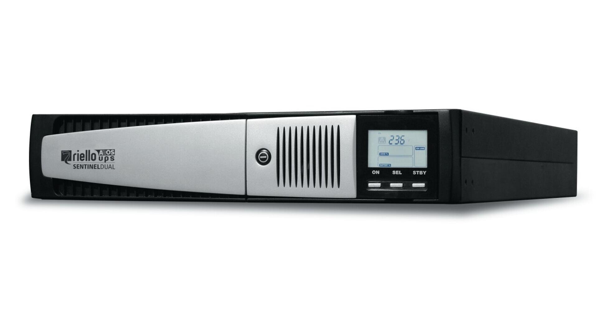 Un Riello UPS Sentinel Dual noir et argent, une unité d'alimentation sans interruption montable en rack, avec un écran numérique, des boutons de commande et des panneaux de ventilation sur les côtés.