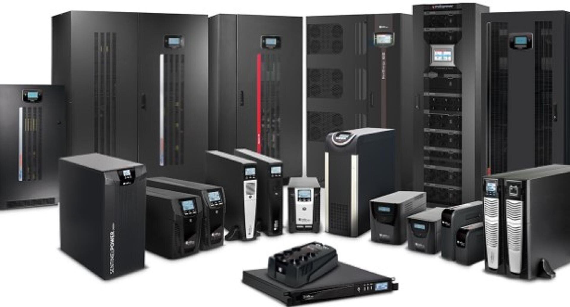 Une variété d'unités d'alimentation sans interruption (ASI) et de baies de serveurs de différentes tailles et conceptions sont présentées en rangées sur un fond blanc.