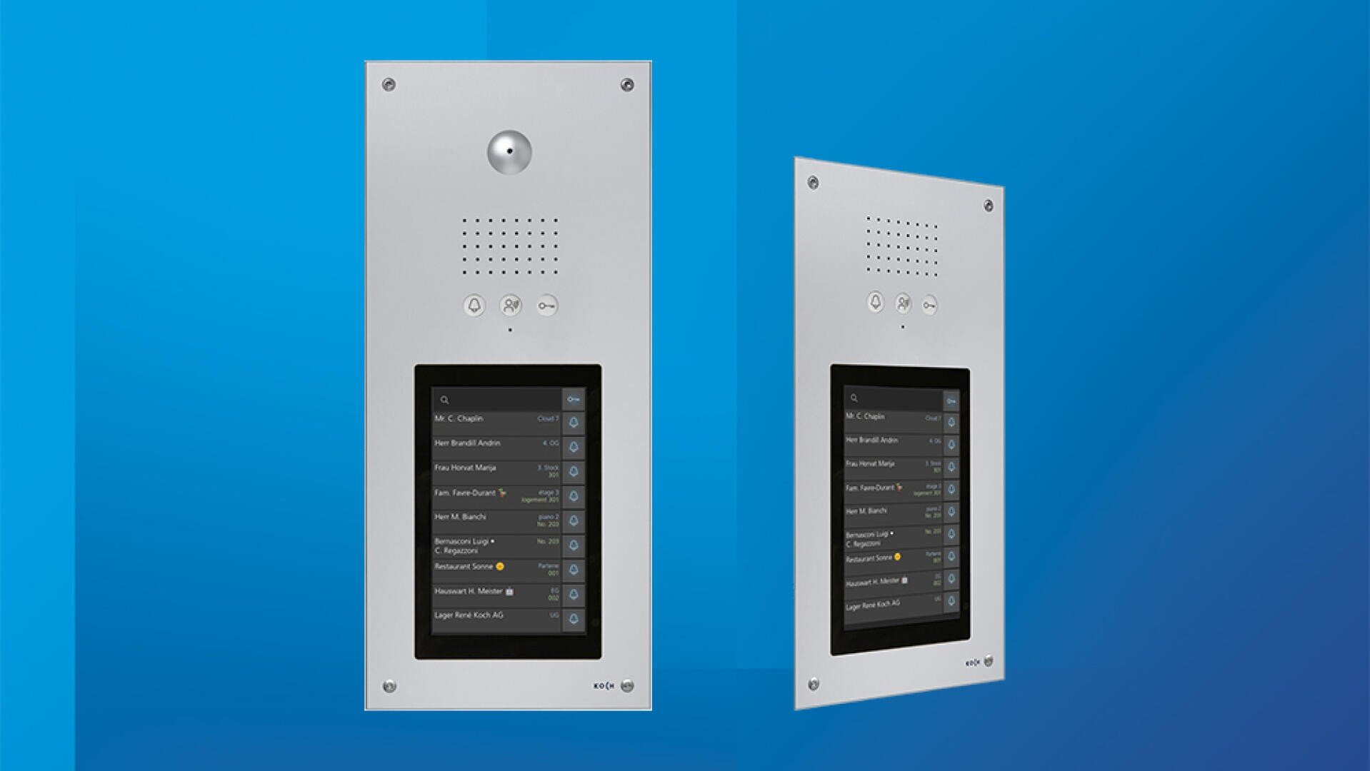 Zwei silberfarbene, an der Wand montierte Sprechstellen mit kleinen Lautsprechern, Kameras und Touchscreen-Displays, auf denen Namenslisten oder Auswahlmöglichkeiten vor blauem Hintergrund angezeigt werden.