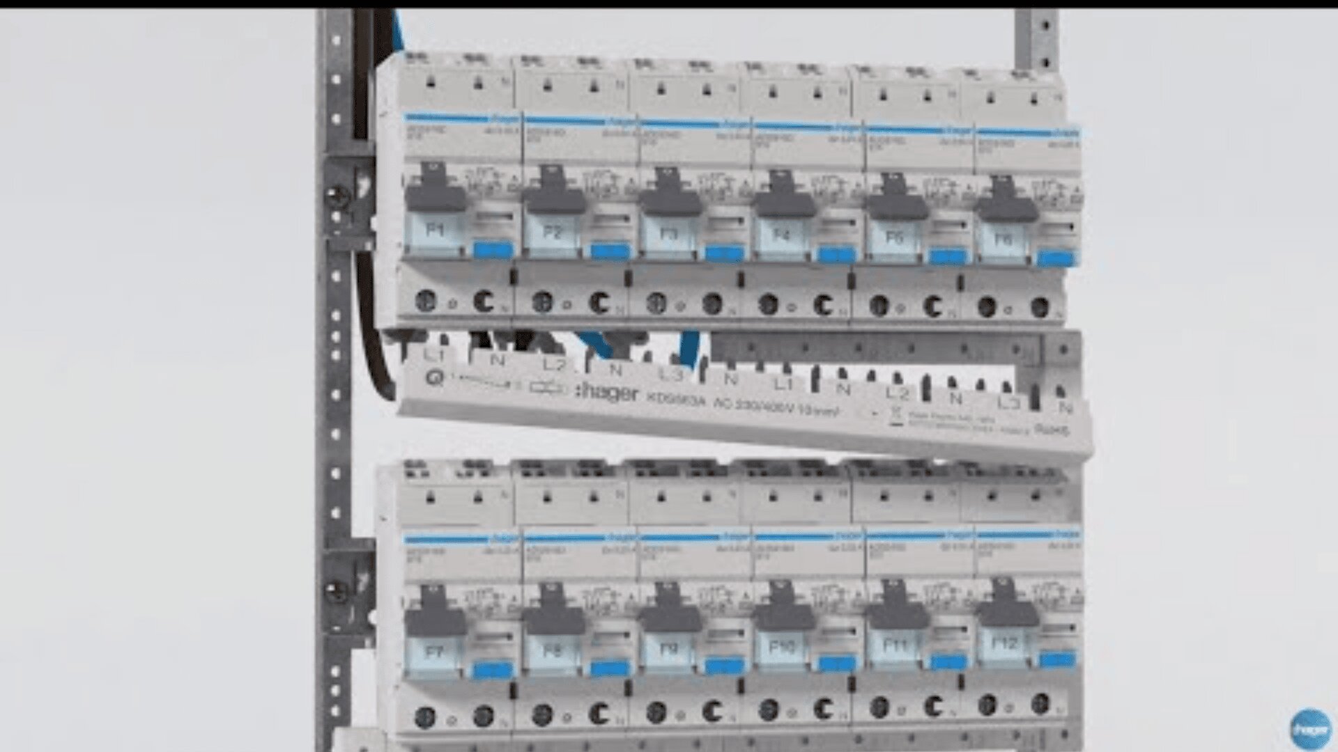 Nahaufnahme einer elektrischen Schalttafel mit mehreren Leistungsschaltern von Hager, die in zwei Reihen auf einem Metallrahmen angeordnet und jeweils beschriftet und mit Schaltern versehen sind.