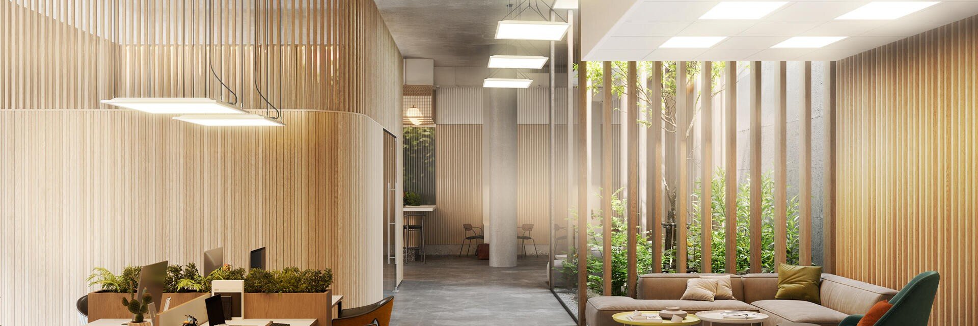 Moderne Büroräume mit Holzwänden, Glastrennwänden und großen vertikalen Fenstern. Es gibt Schreibtische mit Computern, Zimmerpflanzen, eine Sitzecke mit einem Sofa, Couchtische und natürliches Licht.