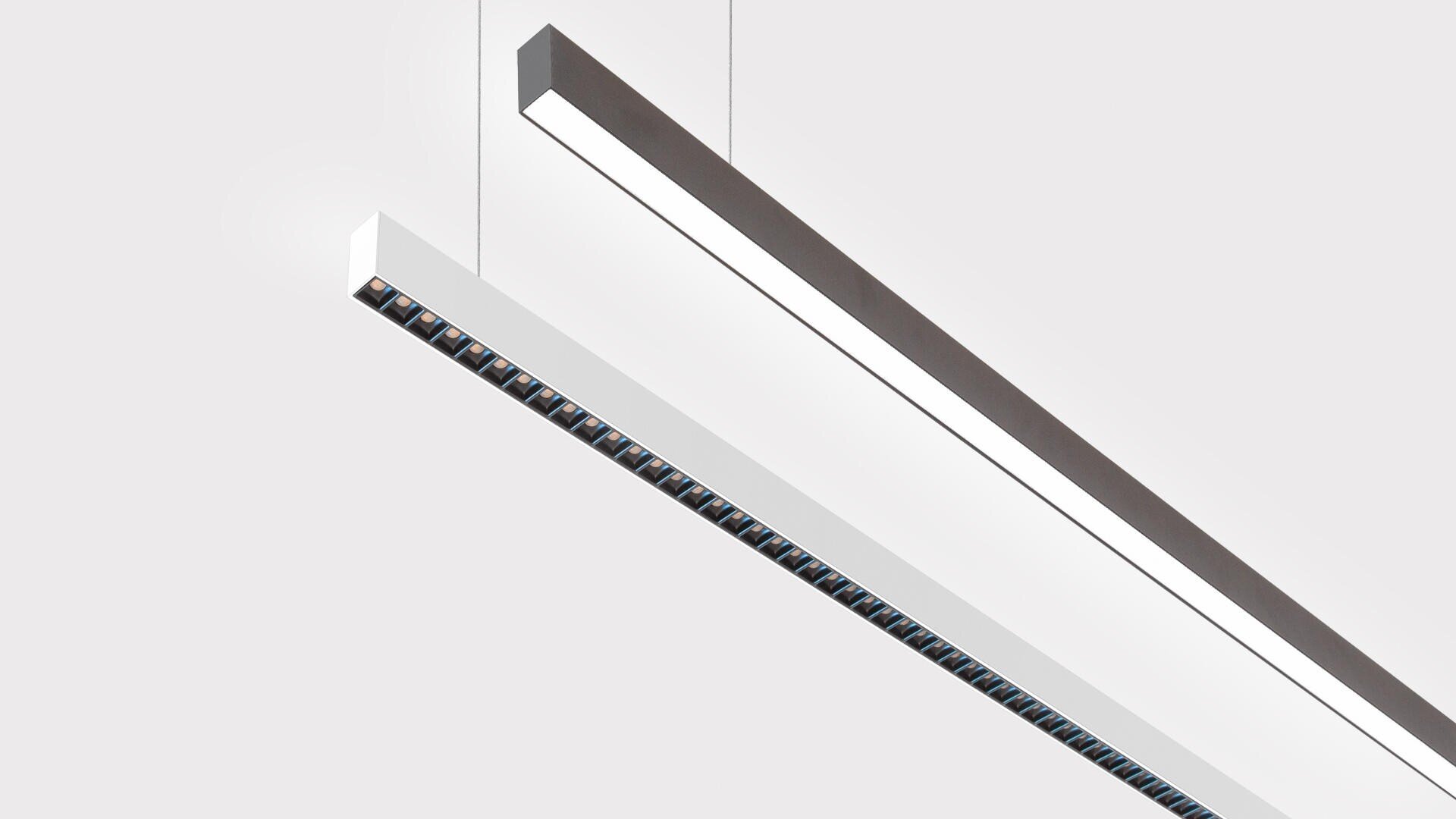 Deux luminaires linéaires LED modernes, rectangulaires et suspendus sont présentés sur un fond blanc uni. L'un des luminaires émet une lumière directe, tandis que l'autre est doté d'une persienne pour un éclairage contrôlé.