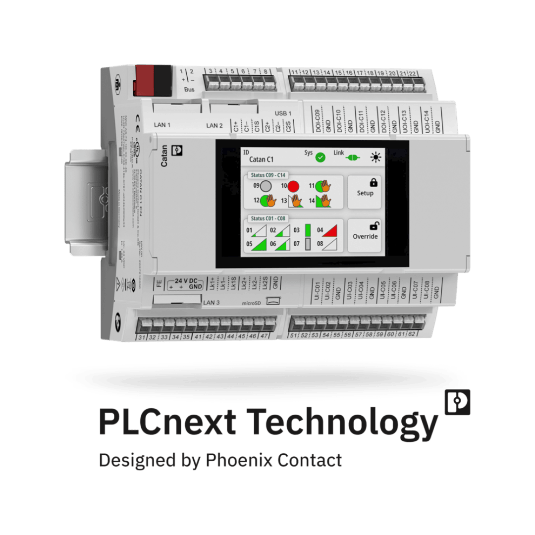 Eine Steuerung der PLCnext Technology mit einem Display, auf dem Systemstatusanzeigen zu sehen sind. Der darunter stehende Text lautet: „PLCnext Technology – Entwickelt von Phoenix Contact“.