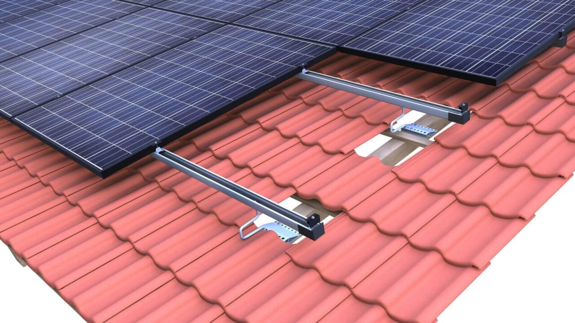Gros plan d'un toit de tuiles rouges avec des supports et des rails métalliques installés comme structure de montage pour des panneaux solaires, dont certains sont déjà partiellement en place sur le toit.