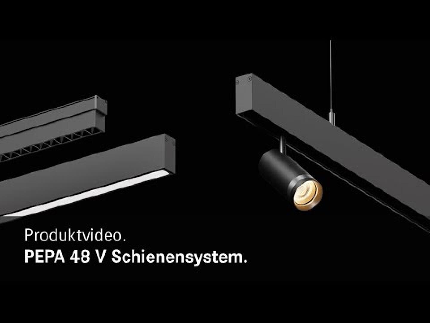 Zwei moderne schwarze Stromschienenbeleuchtungen sind auf einem schwarzen Hintergrund abgebildet. Der weiße Text lautet: Produktvideo. PEPA 48 V Schienensystem. Eine Leuchte strahlt ein warmes Licht aus.