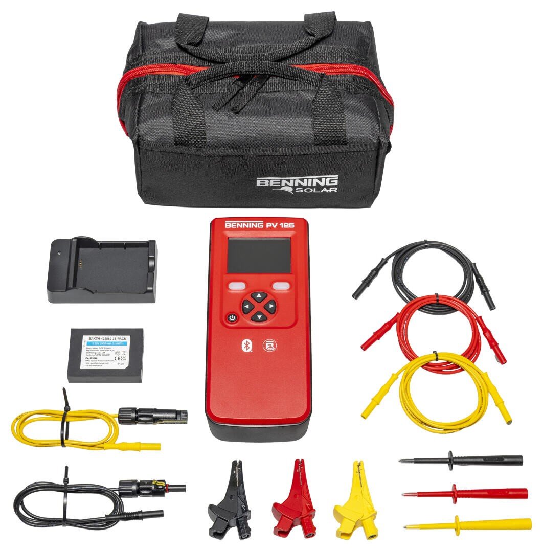 Ein rotes Benning PV 125 Gerät mit schwarzem Display, schwarzer Transporttasche, PV-Messleitungsset MC4 kompatibel (gelb/schwarz), 4 mm Messleitungsset mit Prüfspitze und Krokodilklemme (gelb/schwarz/rot), Li-Ionen-Akku (11,55 V, 2930 mAh), Ladeschale auf weißem Hintergrund angeordnet.