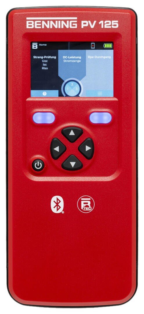 Ein rotes Handgerät mit der Bezeichnung BENNING PV 125 verfügt über einen Farbbildschirm, auf dem Testinformationen angezeigt werden, Navigationstasten, eine Einschalttaste, ein Bluetooth-Symbol und ein zusätzliches Symbol der BENNING Test Equipment Cloud (BTEC) unterhalb der Tasten.
