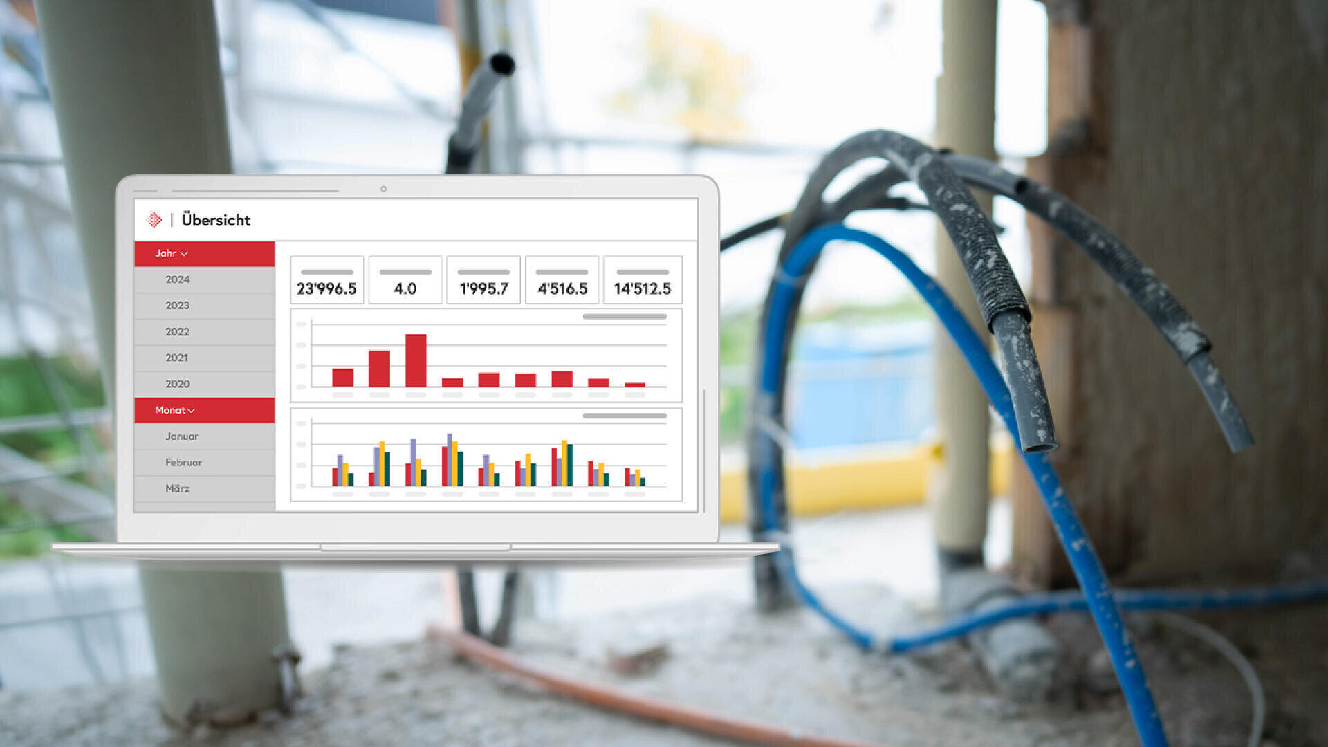 Un ordinateur portable au premier plan affichant des graphiques à barres et des métriques de données, avec des câbles de construction et un chantier flou en arrière-plan.