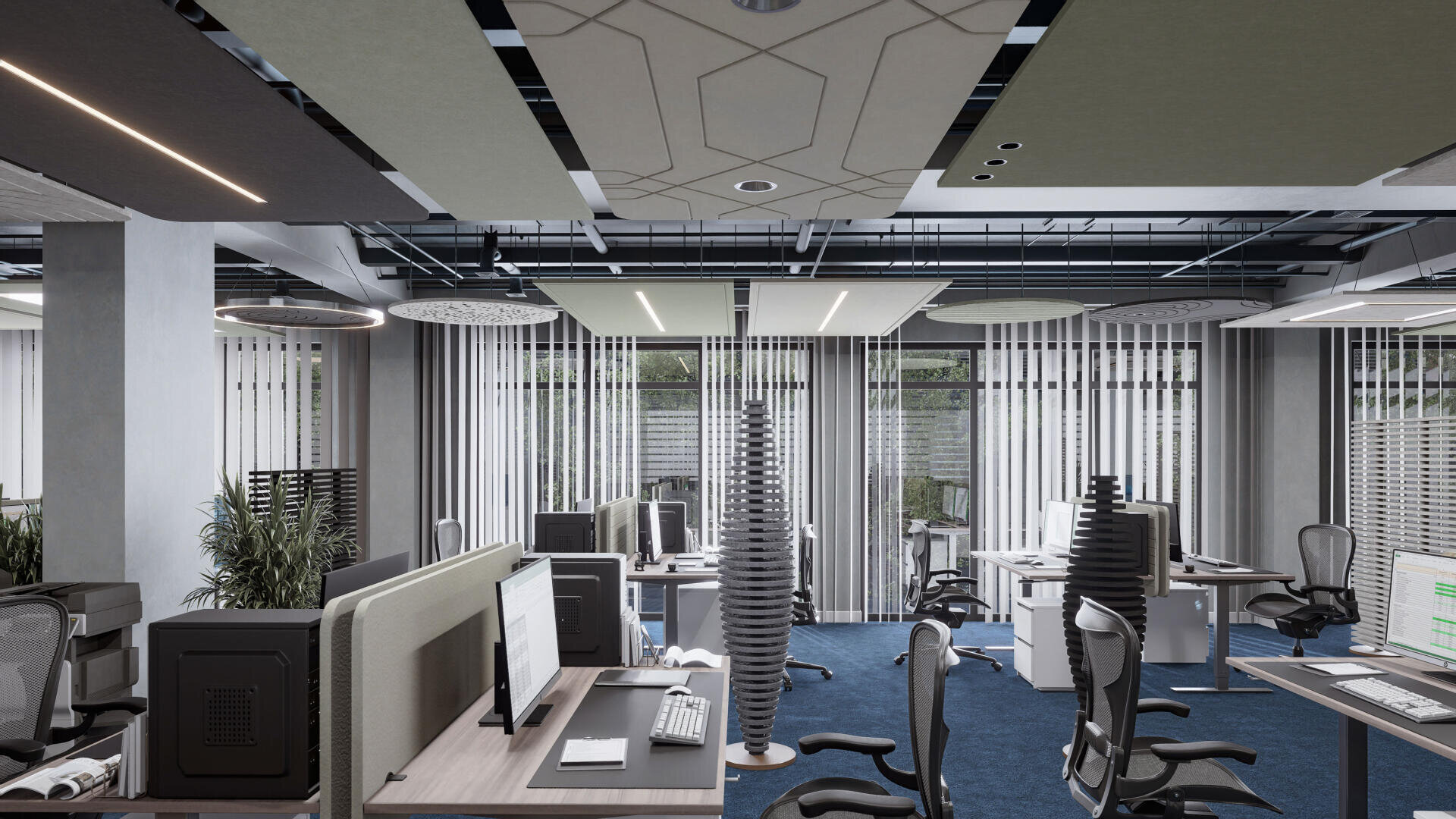 Modernes Großraumbüro mit Schreibtischen, Computern, ergonomischen Stühlen und vertikalen schallschluckenden Paneelen. Dekorative Deckenpaneele und große Fenster mit vertikalen Jalousien sorgen für natürliches Licht. Blauer Teppich bedeckt den Boden.