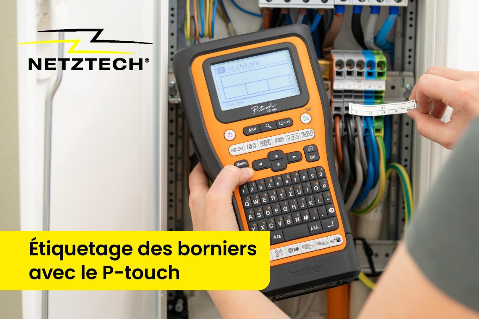 Une personne utilise une étiqueteuse Brother P-touch pour imprimer des étiquettes destinées au câblage d'un tableau électrique. L'image met en avant l'étiquetage des borniers à l'aide de la P-touch pour NETZTECH.
