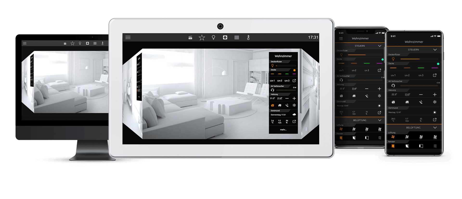 Un écran d'ordinateur, une tablette et deux smartphones présentent une interface utilisateur Smart Home avec des commandes pour l'éclairage, la climatisation et les appareils dans un salon moderne.