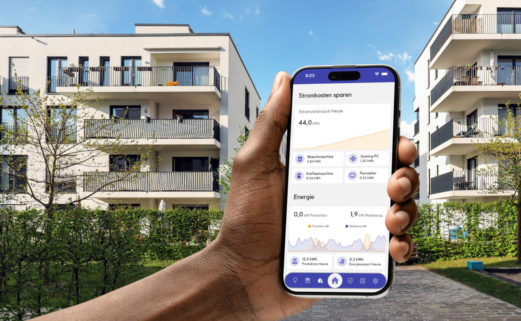 Une personne tient à la main un smartphone sur lequel s'affiche une application indiquant la consommation d'énergie, tandis qu'elle se tient devant des immeubles d'habitation modernes par une journée ensoleillée. L'application affiche des données relatives à la consommation d'électricité et à l'efficacité énergétique.