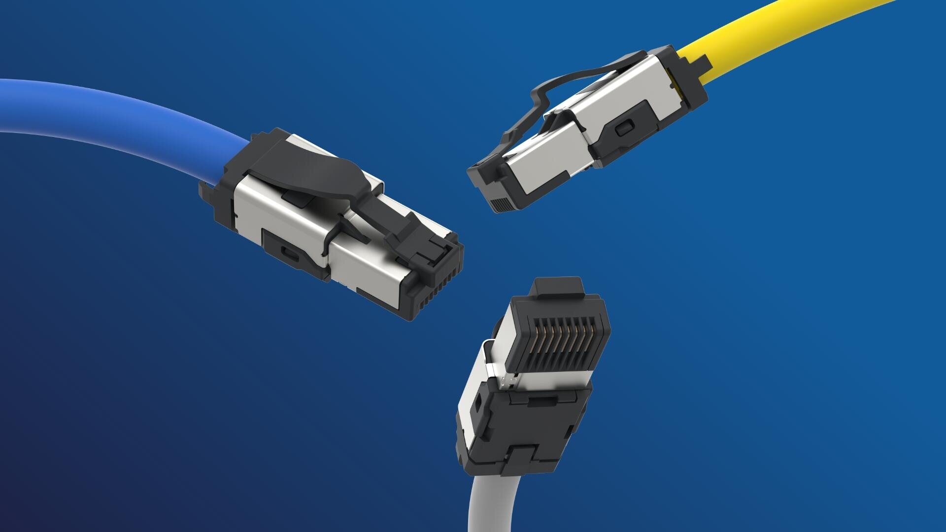Drei Netzwerkkabel – blau, gelb und weiß –, jeweils mit Metallsteckern, sind vor einem blauen Hintergrund mit Farbverlauf so angeordnet, dass sie ein lockeres Dreieck bilden.
