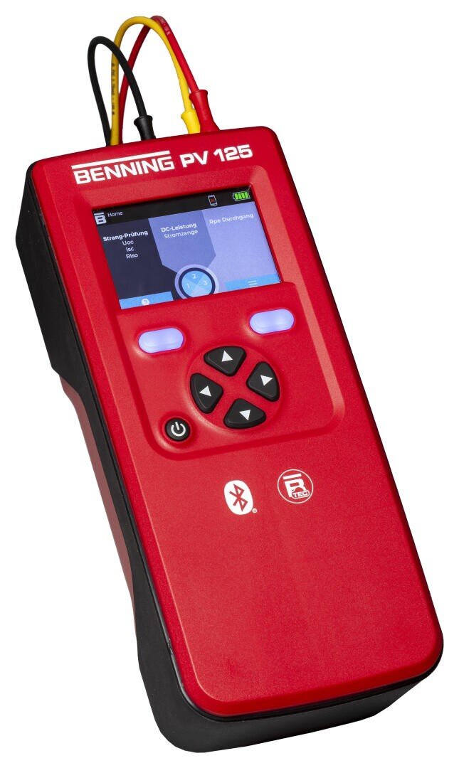 Ein rotes, tragbares elektronisches Gerät BENNING PV 125 mit einem Bildschirm, Navigationstasten und oben angebrachten Kabeln, das für die elektrische Prüfung und Überwachung verwendet wird.