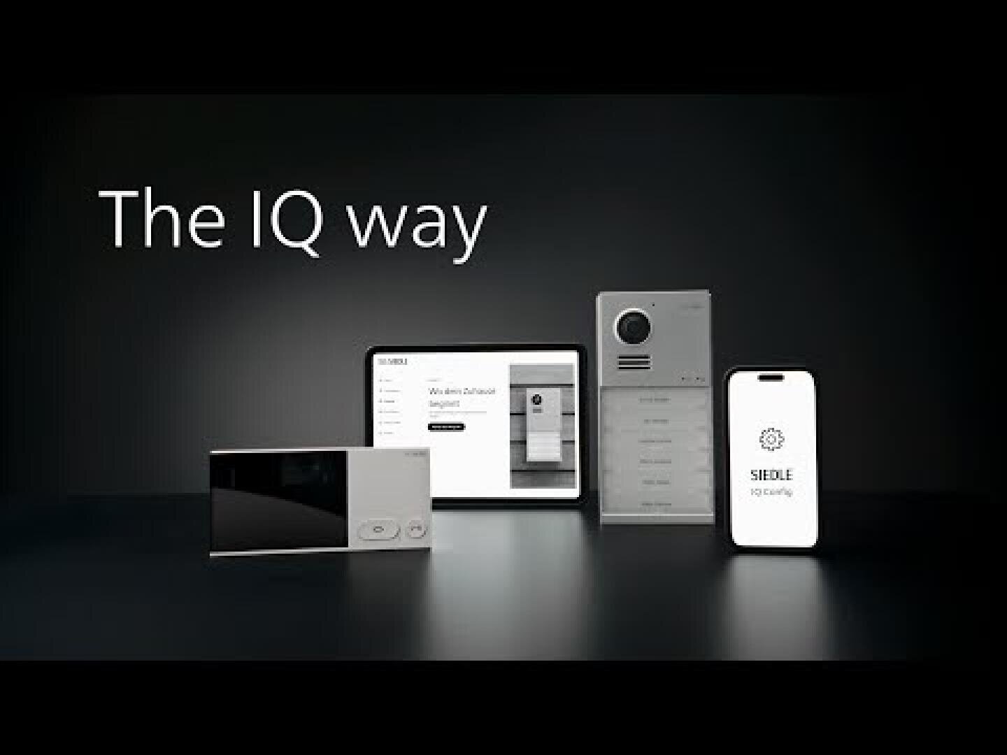 Sur un fond sombre, on aperçoit quatre appareils électroniques fins et modernes, au-dessus desquels figure l'inscription « The IQ way ». L'un de ces appareils ressemble à un smartphone, sur l'écran duquel s'affiche « SEEK uploading ».