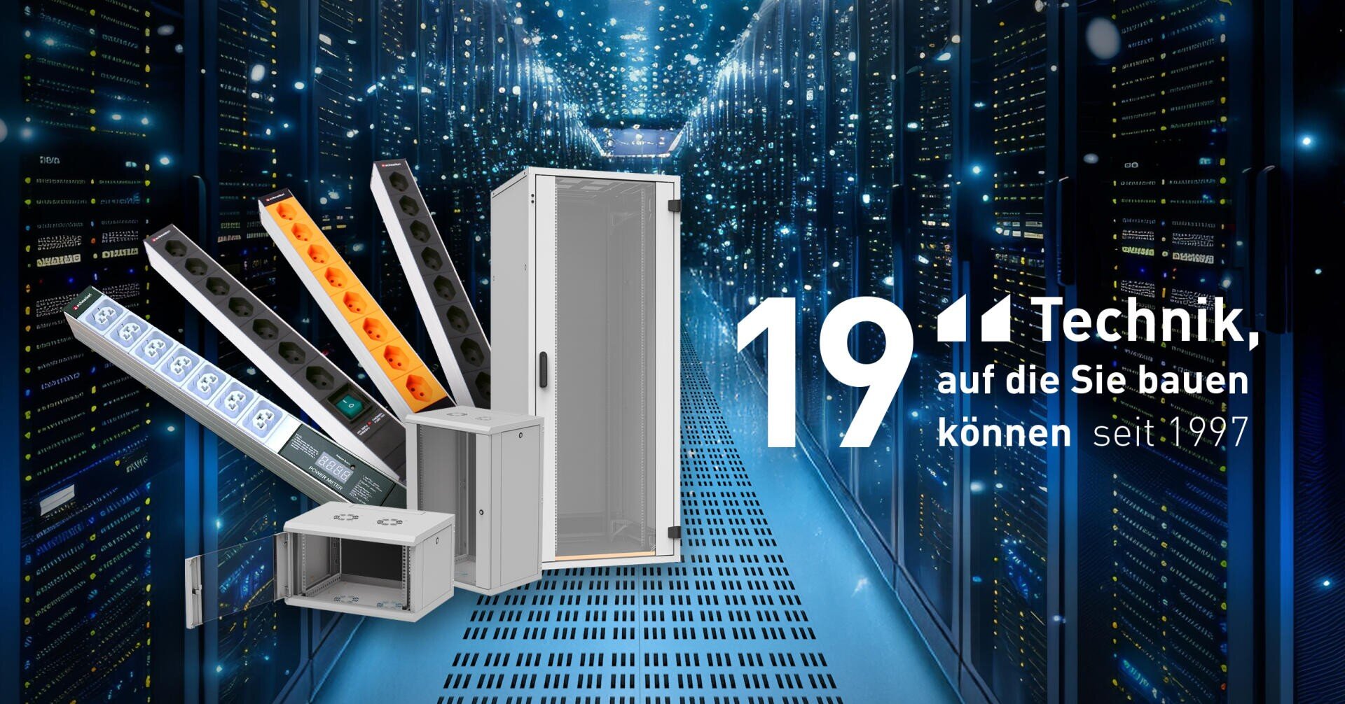 Ein Rechenzentrum mit Serverschränken und blauen Lichtern. Davor sind mehrere elektrische Komponenten, Steckdosenleisten und zwei Metallschränke zu sehen. Der deutsche Text lautet: 19 Technik, auf die Sie seit 1997 bauen können.