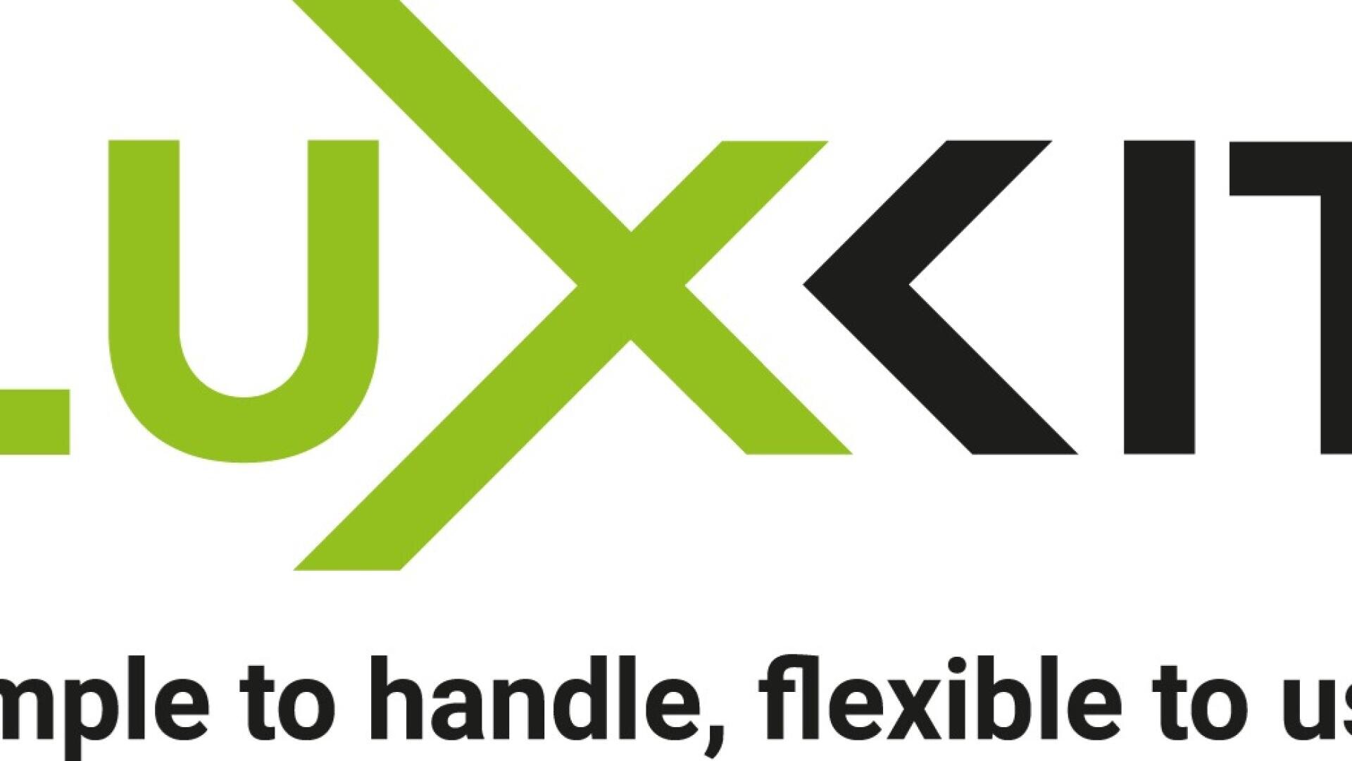 Das Bild zeigt das Wort „LUXKIT“ in fetten Buchstaben, wobei „LUX“ grün und „KIT“ schwarz dargestellt ist. Ein Teil des darunter stehenden Slogans lautet: „Einfach zu handhaben, flexibel einsetzbar.“.