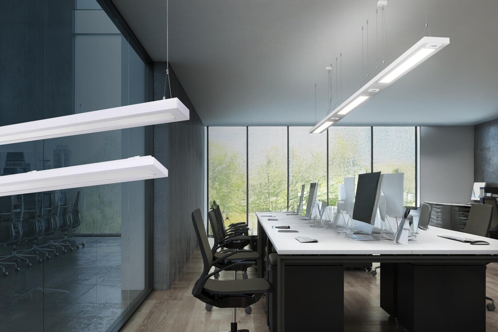 Bureau moderne avec de grandes fenêtres, des chaises noires vides autour de bureaux blancs avec des ordinateurs et des lampes LED suspendues ; salle de conférence visible à travers une paroi vitrée, avec des arbres verts à l'extérieur.