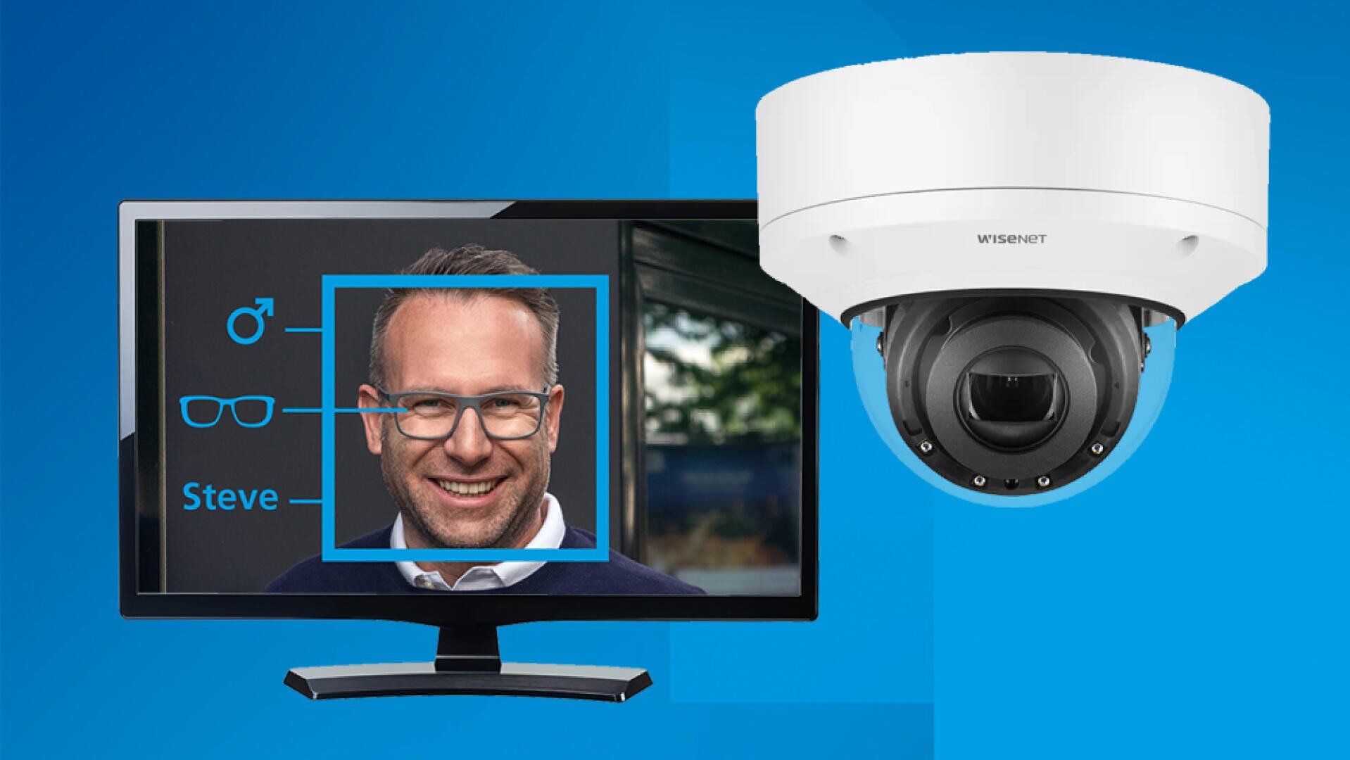 Un écran affiche un logiciel de reconnaissance faciale identifiant un homme souriant portant des lunettes. Une caméra de sécurité est visible à côté de l'écran, sur un fond bleu.
