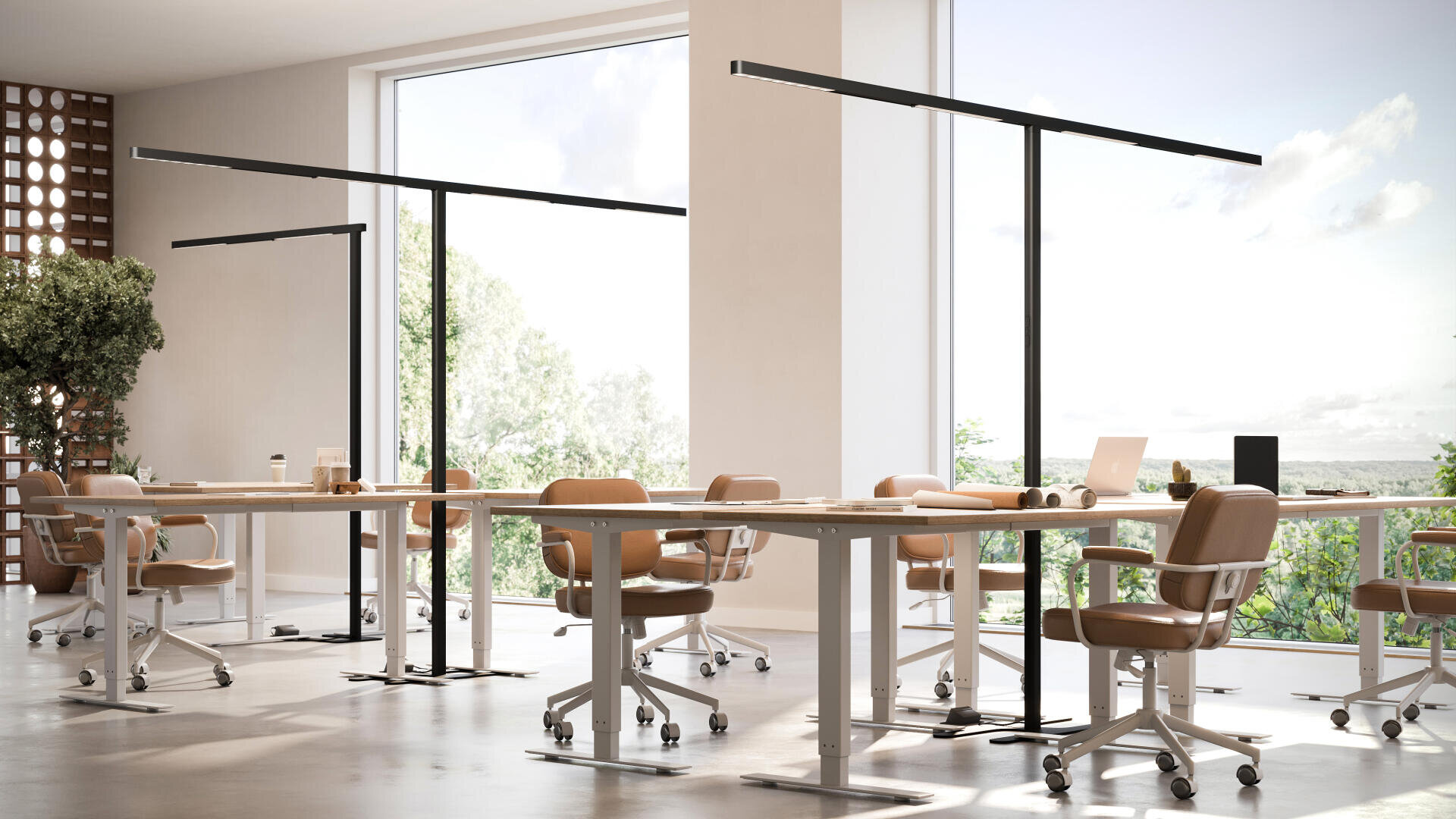 Un bureau moderne et lumineux avec de grandes fenêtres, des chaises beiges autour de bureaux blancs, de hautes lampes de bureau noires, de la verdure et une vue sur les arbres et le ciel bleu à l'extérieur. Des blueprints et du matériel de bureau sont posés sur les tables.