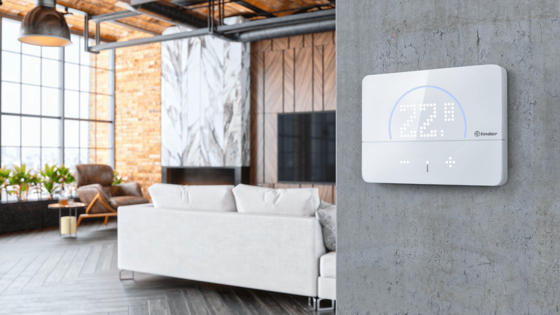 Ein intelligentes Thermostat zeigt die Temperatur von 72° in einem modernen Wohnzimmer mit weißem Sofa, Backsteinwänden, großen Fenstern und dekorativen Pflanzen an.