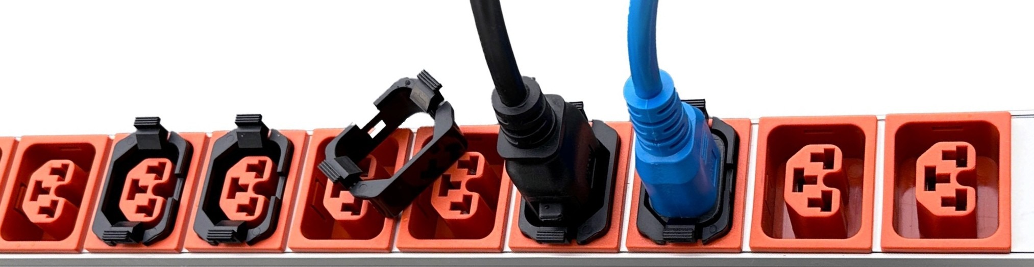Une multiprise avec des prises rouges, dont certaines sont recouvertes de caches en plastique noirs, et deux câbles – un noir et un bleu – branchés sur des prises distinctes.