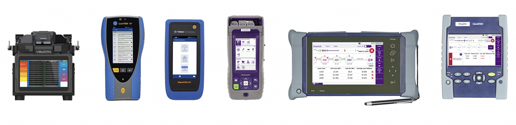 Six appareils différents destinés au test et à l'épissure de fibres optiques, chacun doté d'un écran affichant des données ou des graphiques en couleur, sont alignés côte à côte sur un fond blanc.