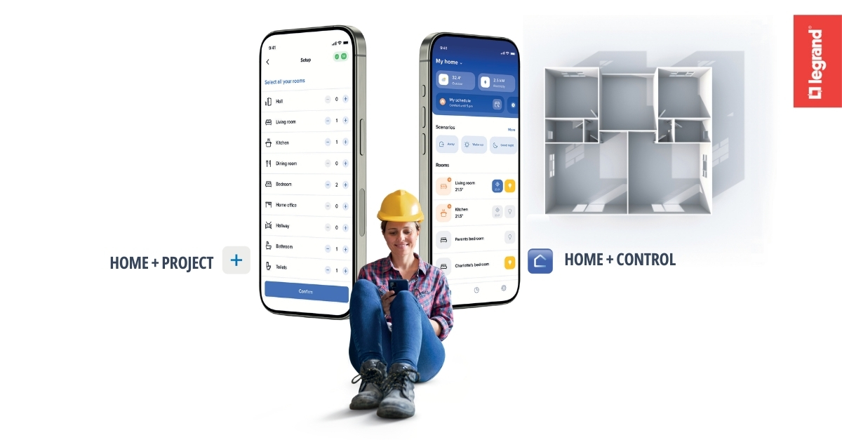Eine Frau mit einem gelben Schutzhelm sitzt zwischen zwei großen Smartphone-Bildschirmen, auf denen Smart-Home-Apps angezeigt werden, mit einem digitalen Hausplan und dem Legrand-Logo auf der rechten Seite. Der Text lautet HOME + PROJECT und HOME + CONTROL.