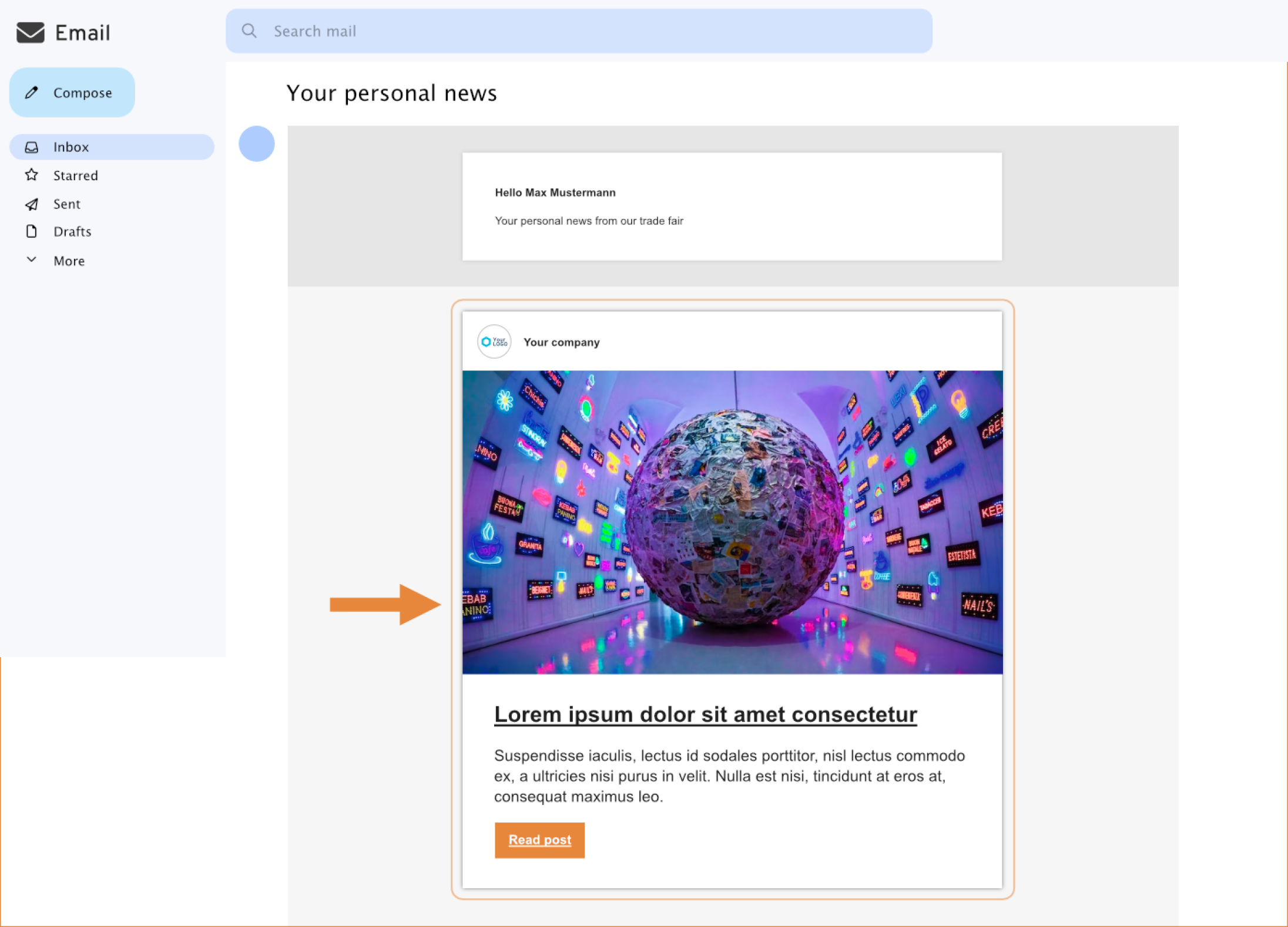 Une interface de messagerie web affiche une boîte de réception et un e-mail en surbrillance, avec l'image colorée d'un grand globe recouvert de divers autocollants, dans une pièce ornée d'écrans néon aux murs. Une flèche orange pointe vers l'e-mail.