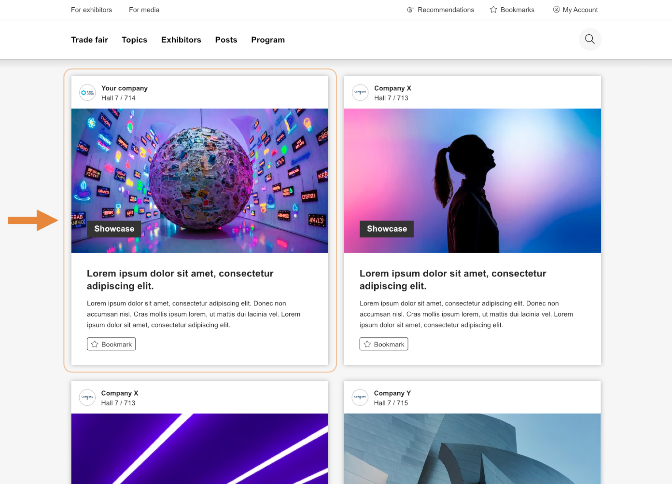 Interface web affichant les fiches des exposants ; la fiche en surbrillance représente un globe coloré entouré d'écrans numériques, intitulé « Vitrine ». D'autres fiches présentent des images abstraites et des informations sur les exposants. Une flèche orange pointe vers la fiche en surbrillance.