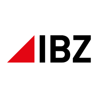 Ein minimalistisches Logo mit den Buchstaben „IBZ“ in fetter schwarzer Schrift und einem roten Dreieck auf der linken Seite, das der linken Hälfte des Buchstabens „A“ ähnelt, auf weißem Hintergrund.