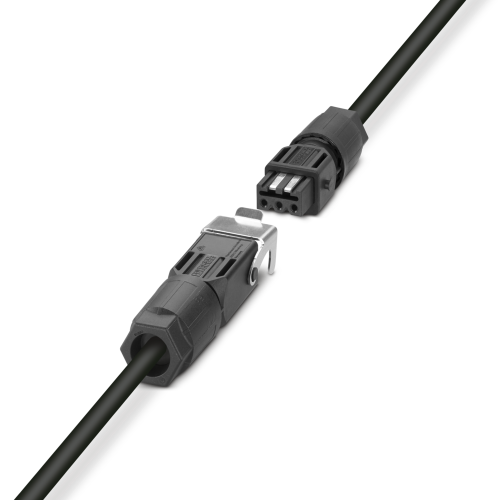 Zwei schwarze elektrische Steckverbinder, einer mit einer Klammer und der andere mit drei sichtbaren Schlitzen, sind nahe beieinander positioniert und bereit, miteinander verbunden zu werden. Sie sind an schwarzen Kabeln auf einem einfarbig weißen Hintergrund befestigt.