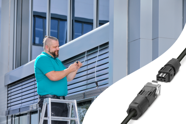 Ein Mann steht auf einer Leiter außerhalb eines modernen Gebäudes und installiert oder justiert Kabel. Im Vordergrund ist eine Nahaufnahme eines schwarzen industriellen Anschlusskabels auf weißem Hintergrund zu sehen.