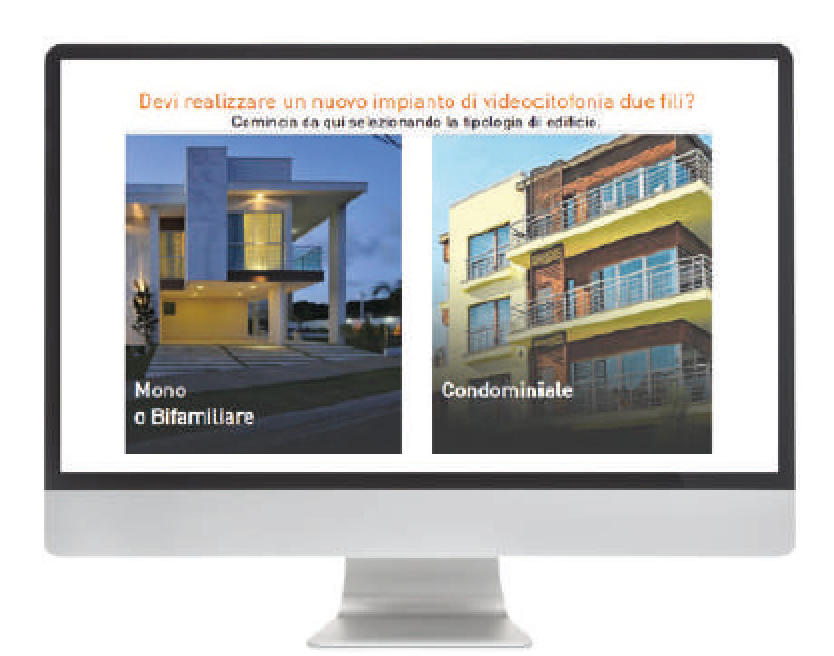 Auf einem Computerbildschirm werden zwei Gebäude nebeneinander angezeigt: links ein modernes Haus mit der Aufschrift Mono o Bifamiliare und rechts eine mehrstöckige Wohnung mit der Aufschrift Condominiale. Über beiden Bildern steht ein italienischer Text.