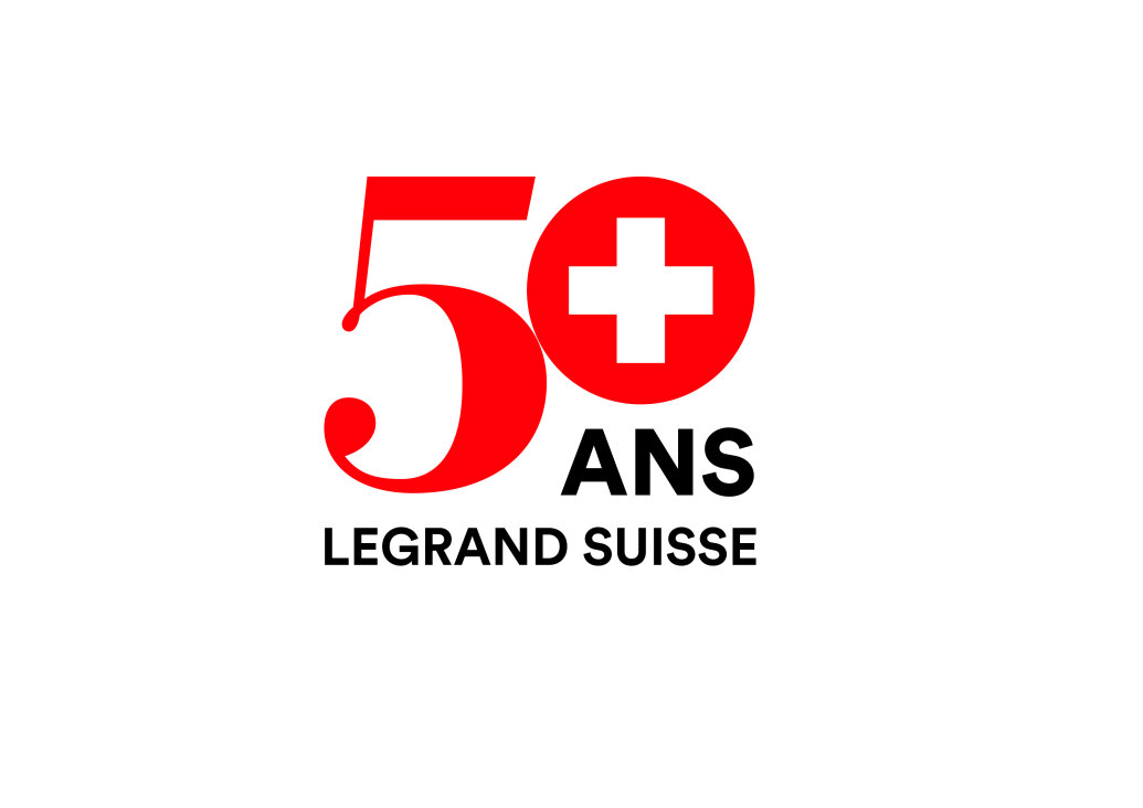 Chiffre rouge 50 avec le zéro contenant une croix suisse blanche, à côté des mots ANS LEGRAND SUISSE en noir, sur fond blanc. L'image marque les 50 ans de Legrand en Suisse.