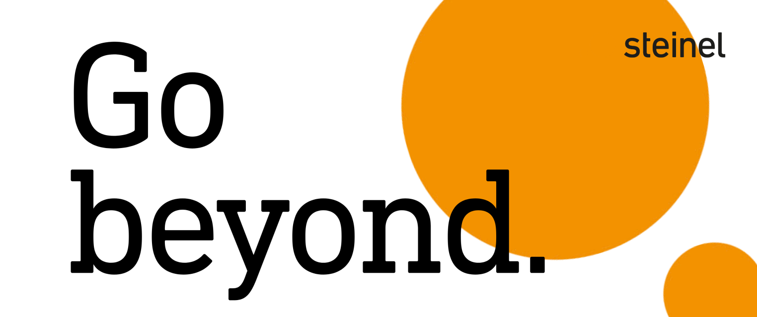 Der fettgedruckte Text lautet "Go beyond." mit großen orangefarbenen Kreisen im Hintergrund und dem Wort "steinel" in der oberen rechten Ecke.