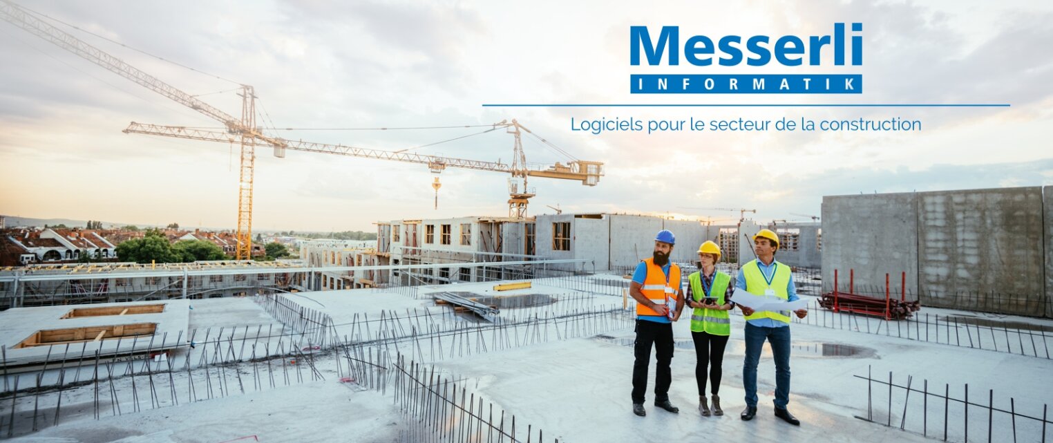 Trois professionnels de la construction portant des équipements de sécurité se tiennent sur un chantier, avec des grues et des bâtiments partiellement construits à l'arrière-plan. Le texte indique : "Messerli Informatik. Logiciels pour le secteur de la construction".